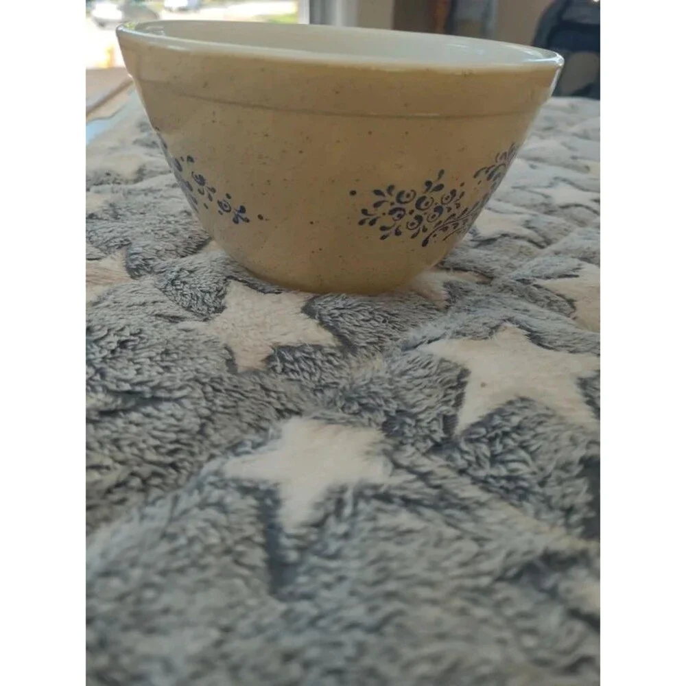 Pyrex 1 1/2 pint Mixing Bowl Homestead